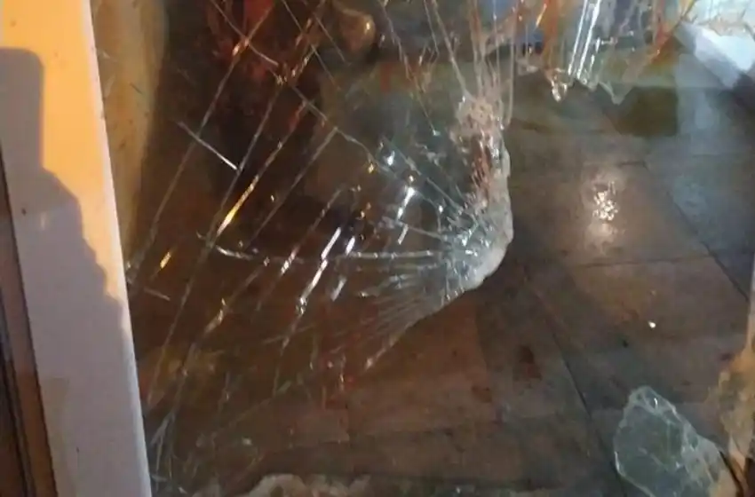 Bajo efectos de las drogas, rompió la puerta de un edificio con una piedra