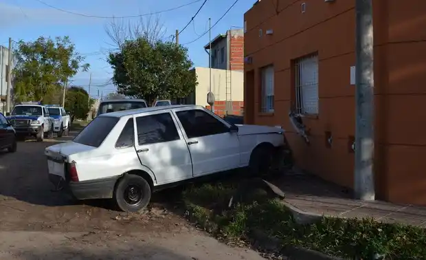 Escapaba de la Policía y chocó contra una casa