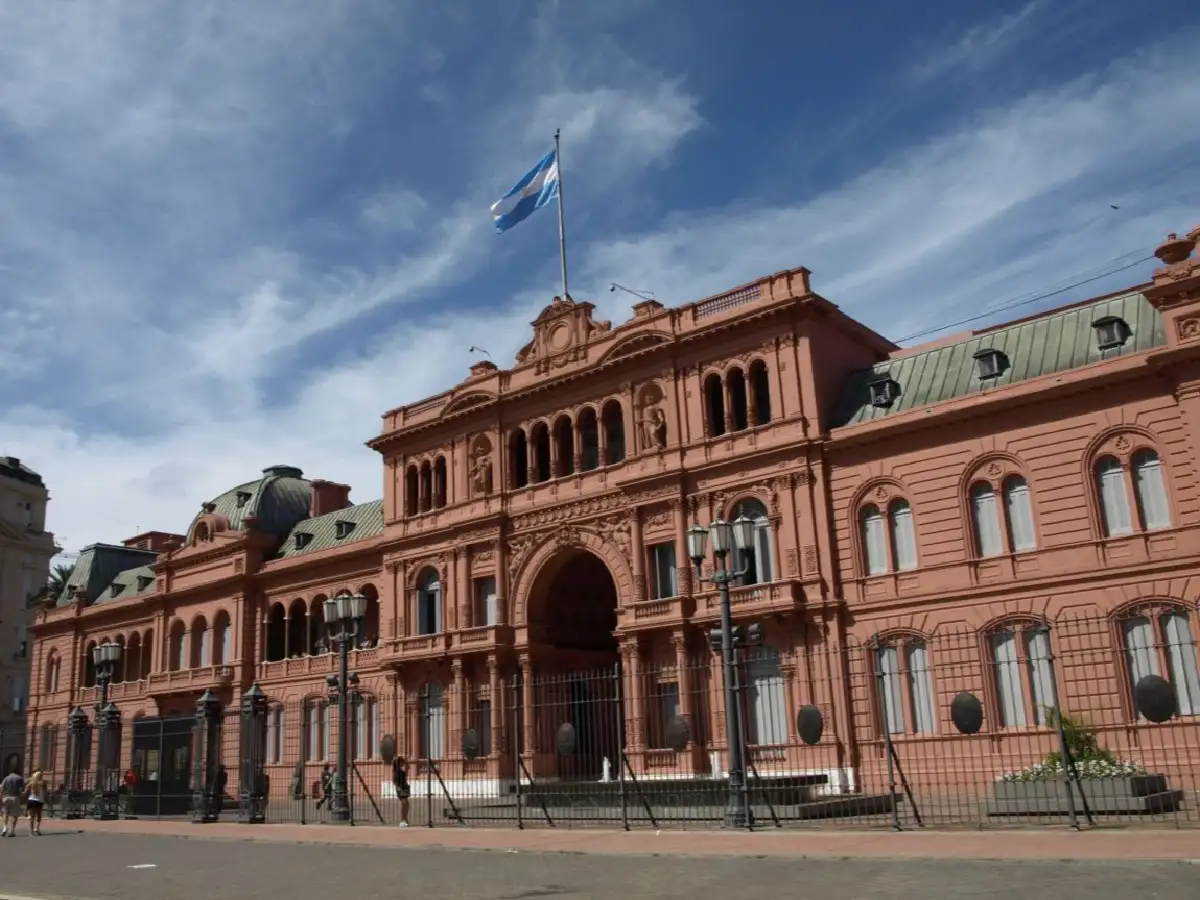 El gobierno limitó por seis meses designaciones y contrataciones en el Estado