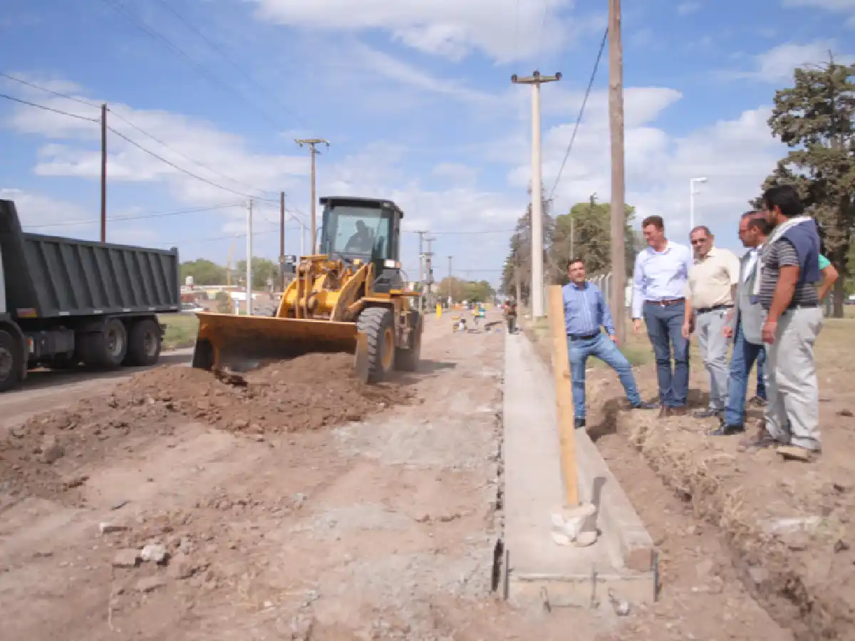 Avanza la obra del cordón cuneta en Av. de la Universidad