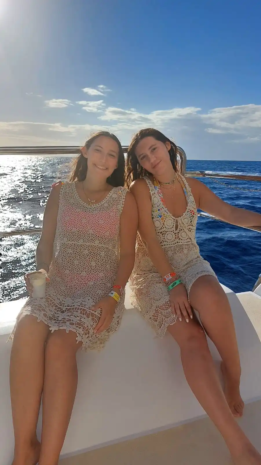 Rocío y Sofía volviendo en catamaran de Isla Saona-