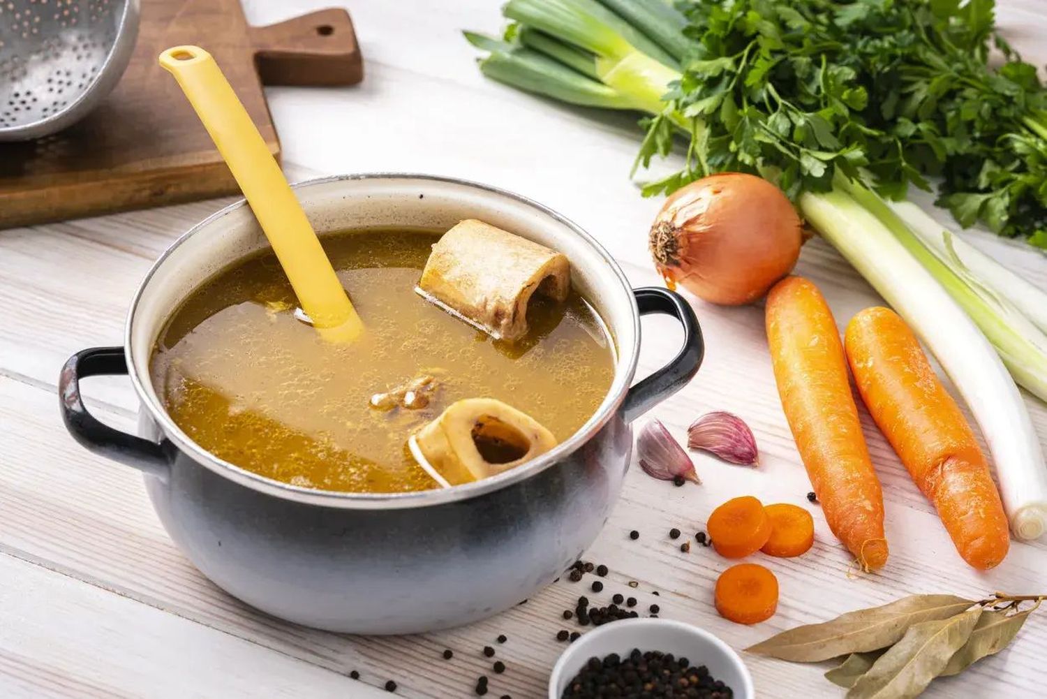 Una olla de nutrientes: huesos, verduras y tiempo lento dan vida a un elixir natural que nutre desde adentro.
