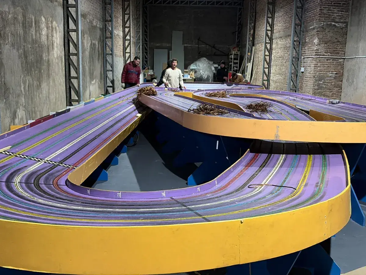 La pista ya armada en la nueva sede de Av.Brasil. Foto: Prensa Automodelismo