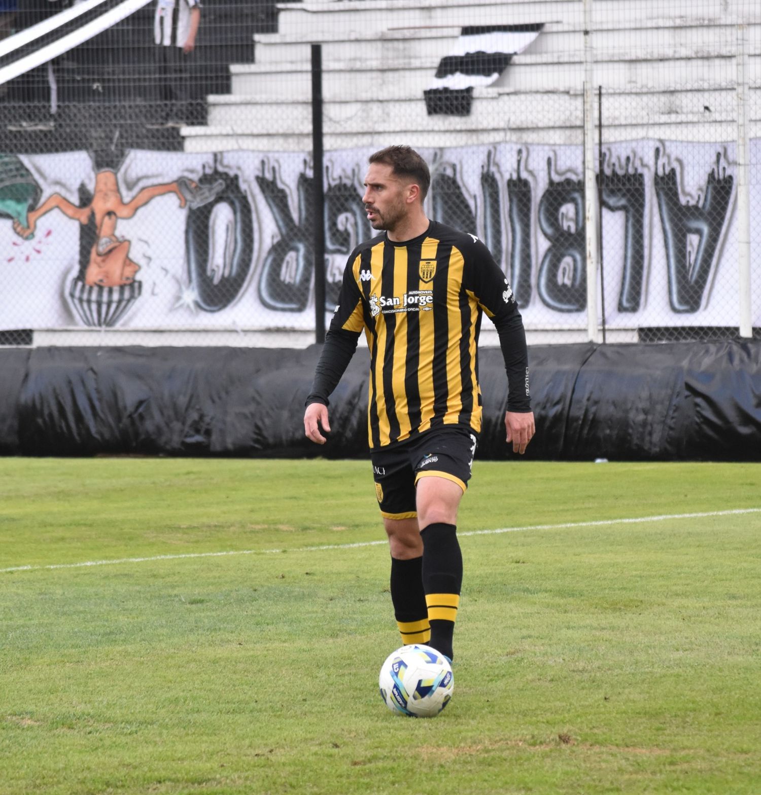 Buongiorno, el uruguayo que se afianza en la defensa aurinegra