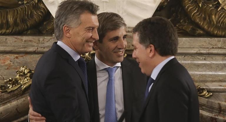 Tras la renuncia de Prat Gay, Macri le tomó juramento a Dujovne y Caputo