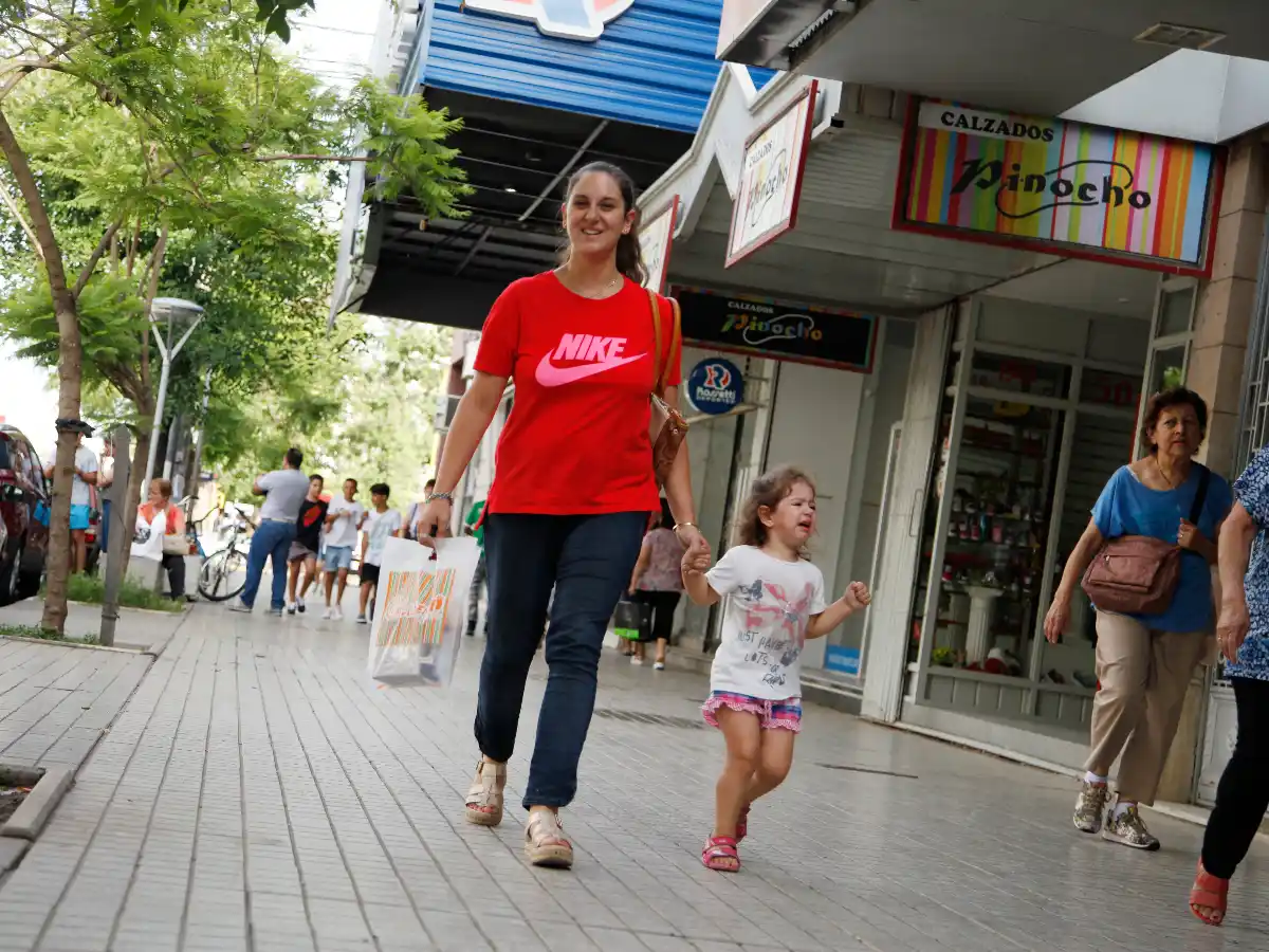  Lunes y martes, sin actividad comercial   
