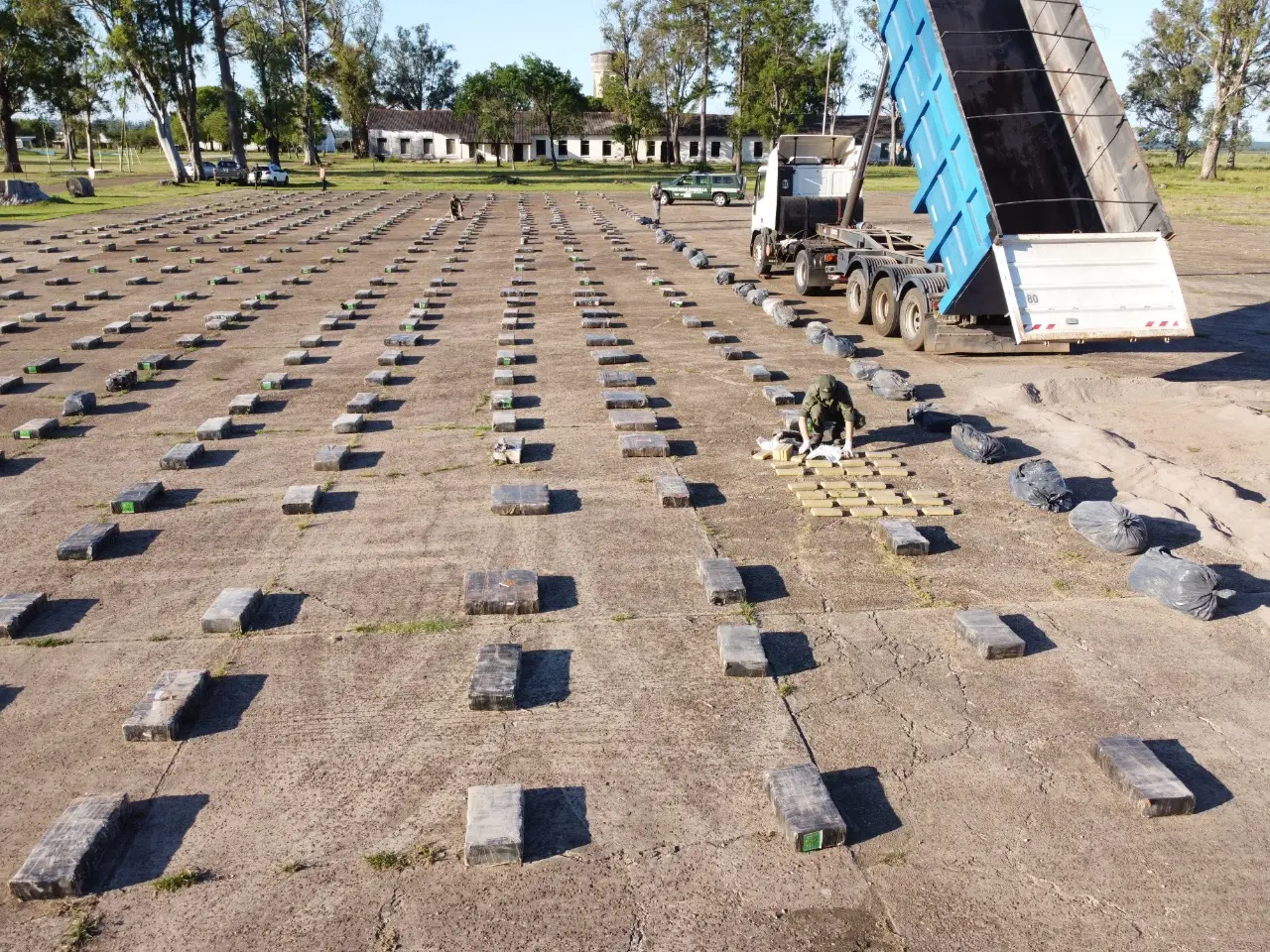 Gendarmes descubren casi 10 toneladas de marihuana ocultos en un camión que iba a Los Polvorines