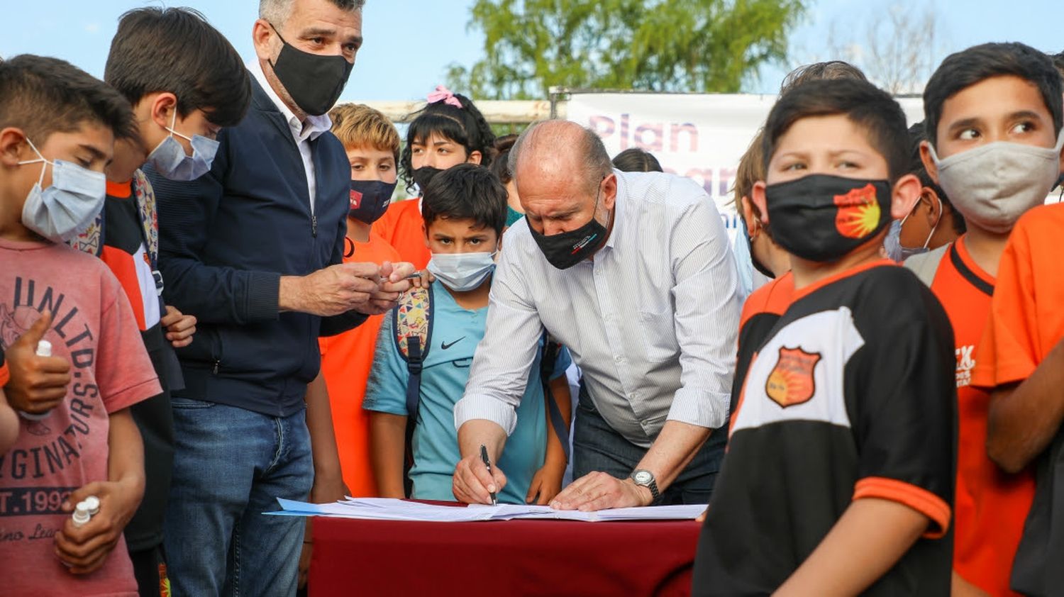 Perotti y Zabaleta firmaron convenios para la construcción de 15 playones deportivos