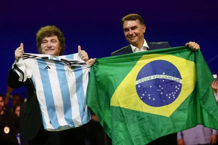 Milei volvió a cuestionar al socialismo y respaldó a Flávio Bolsonaro en Brasil