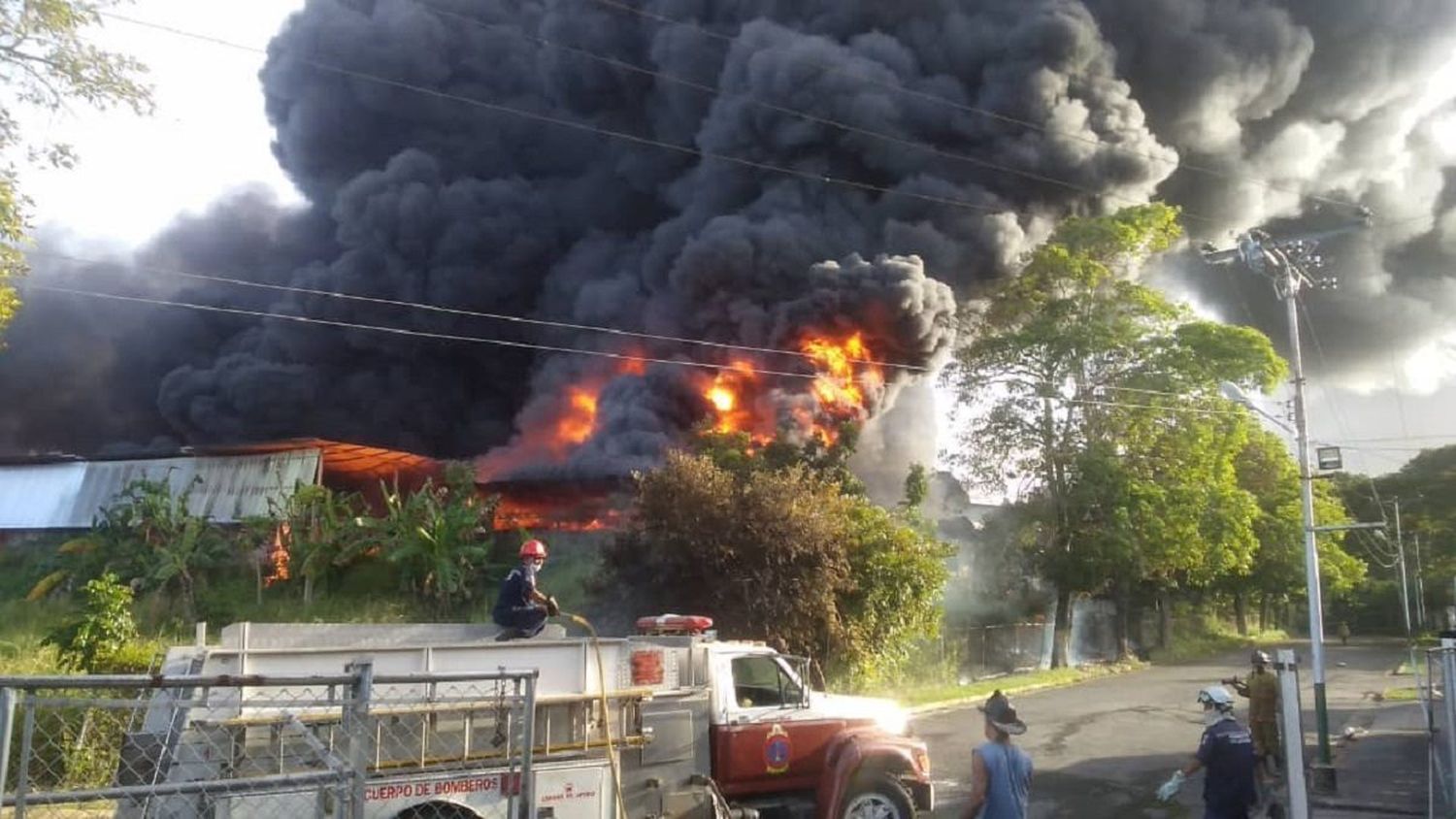 BOMBEROS utilizaron 100 mil litros de agua para salvar a YARE