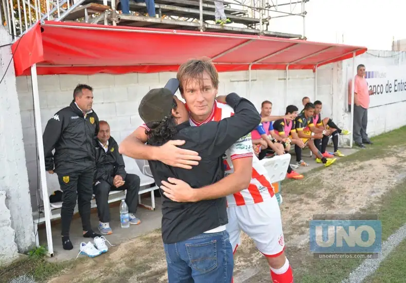 Murió Cristian Gómez, el jugador de Atlético Paraná que se desplomó en pleno partido