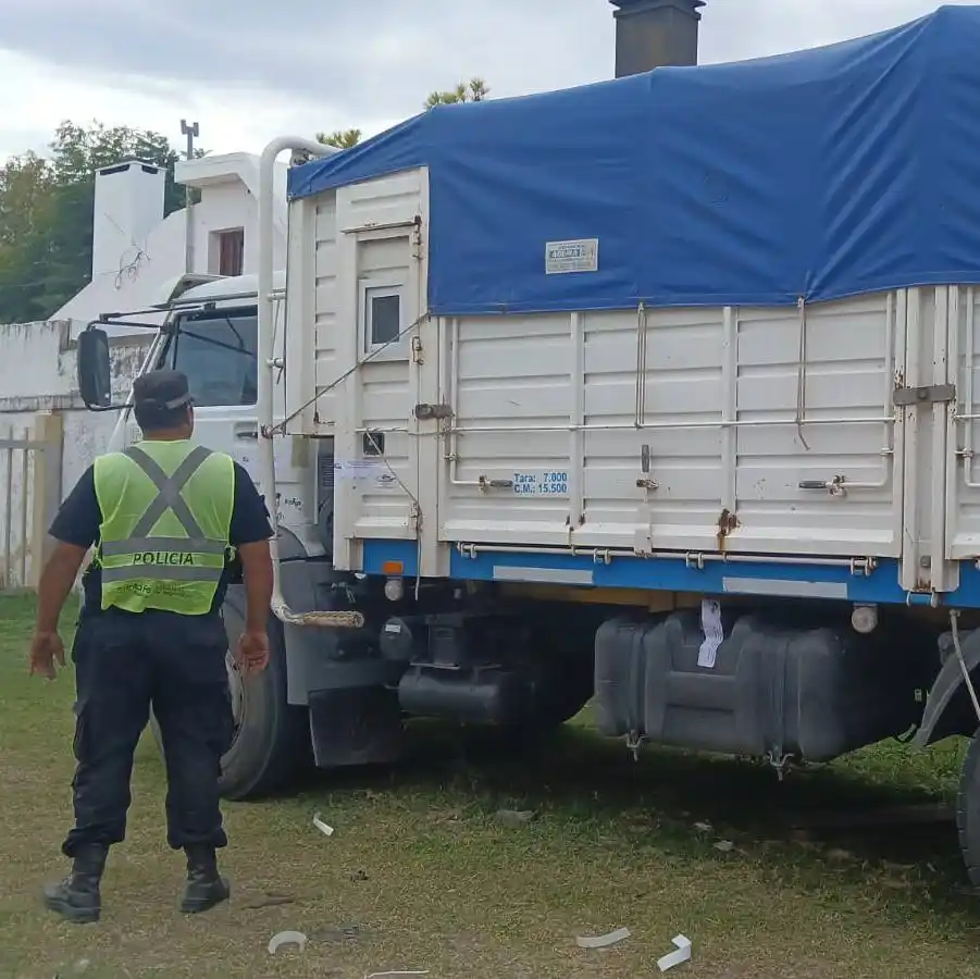 El camión fue retenido por las autoridades.