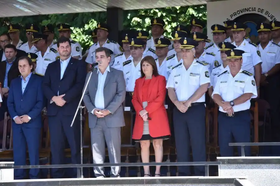 Tras los incidentes, Bullrich encabezó el egreso de policías junto a Ritondo