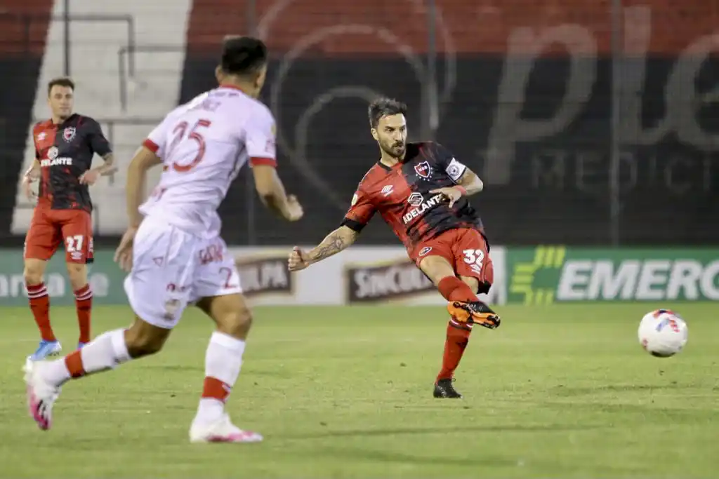 Scocco, en contacto con el balón.
