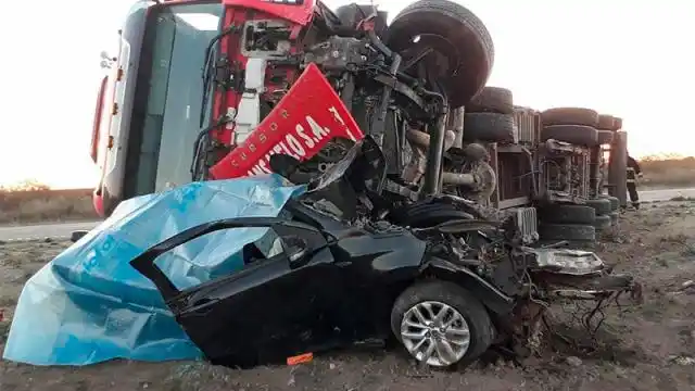Dos personas murieron tras impresionante accidente entre un auto y un camión