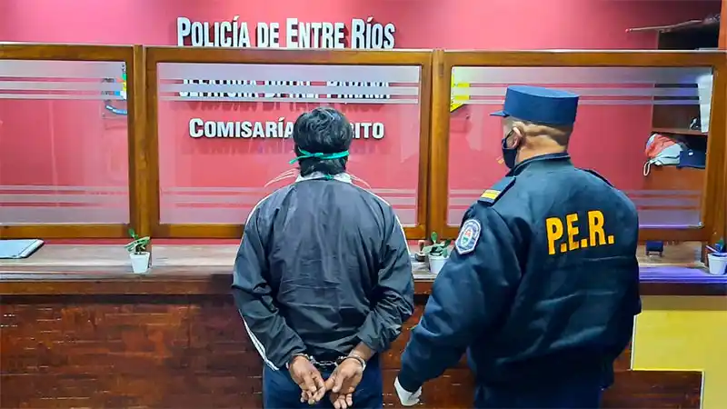 Roció a su pareja con combustible e intentó prenderla fuego