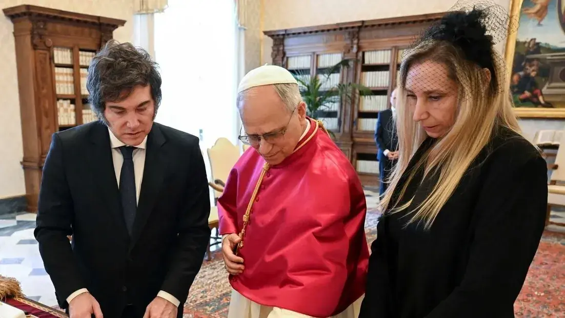 Javier y Karina Milei junto al Papa durante una visita al Vaticano en 2025. Foto: Vatican News