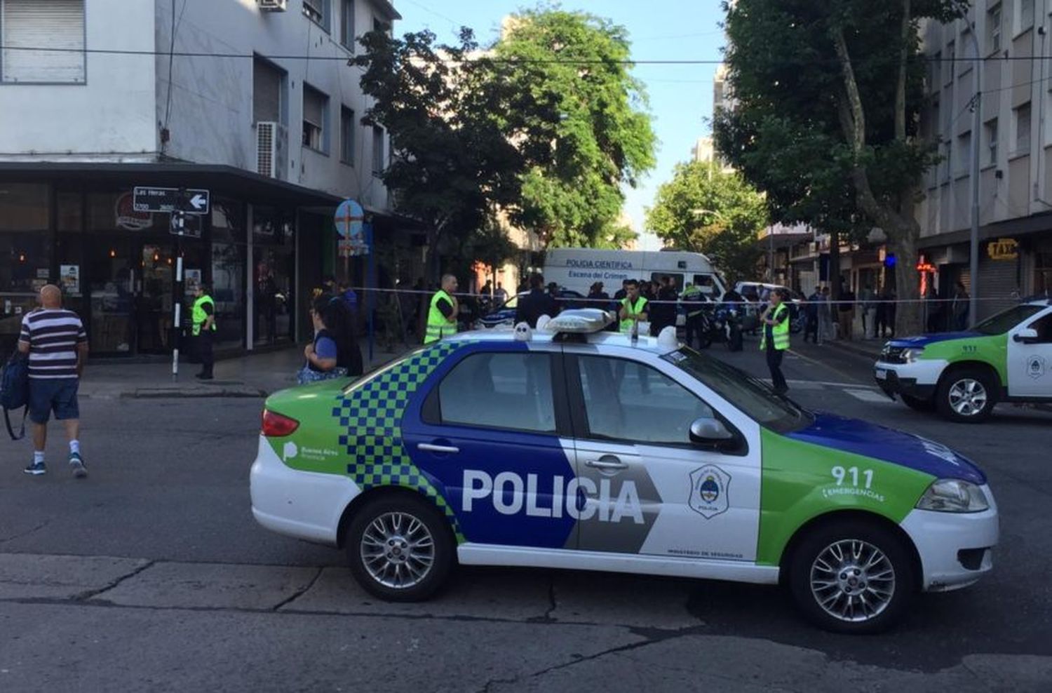 Asesinaron a tiros a una mujer policía en una parada de colectivo: sospechan de su expareja