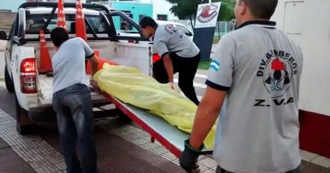 Los amigos le quisieron hacer una broma y murió electrocutado