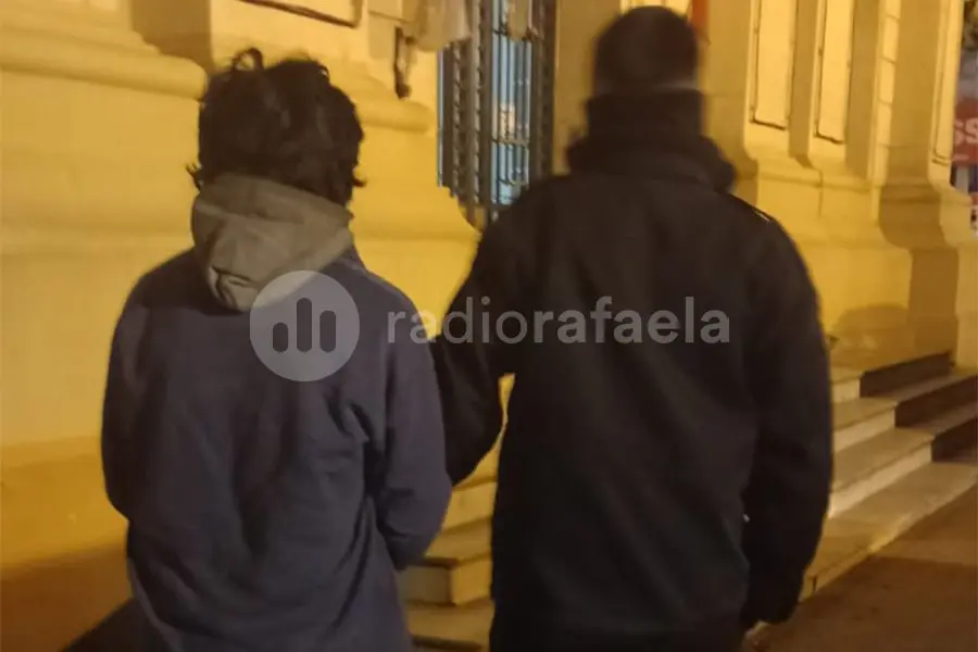 Rompió los vidrios y entró a robar en una propiedad ajena 