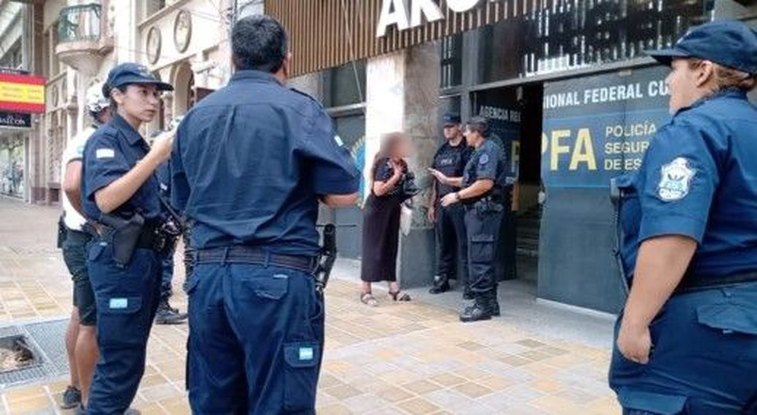 Video: se fue sin pagar de un bar en San Juan y después quiso arrebatarle el arma a una policía