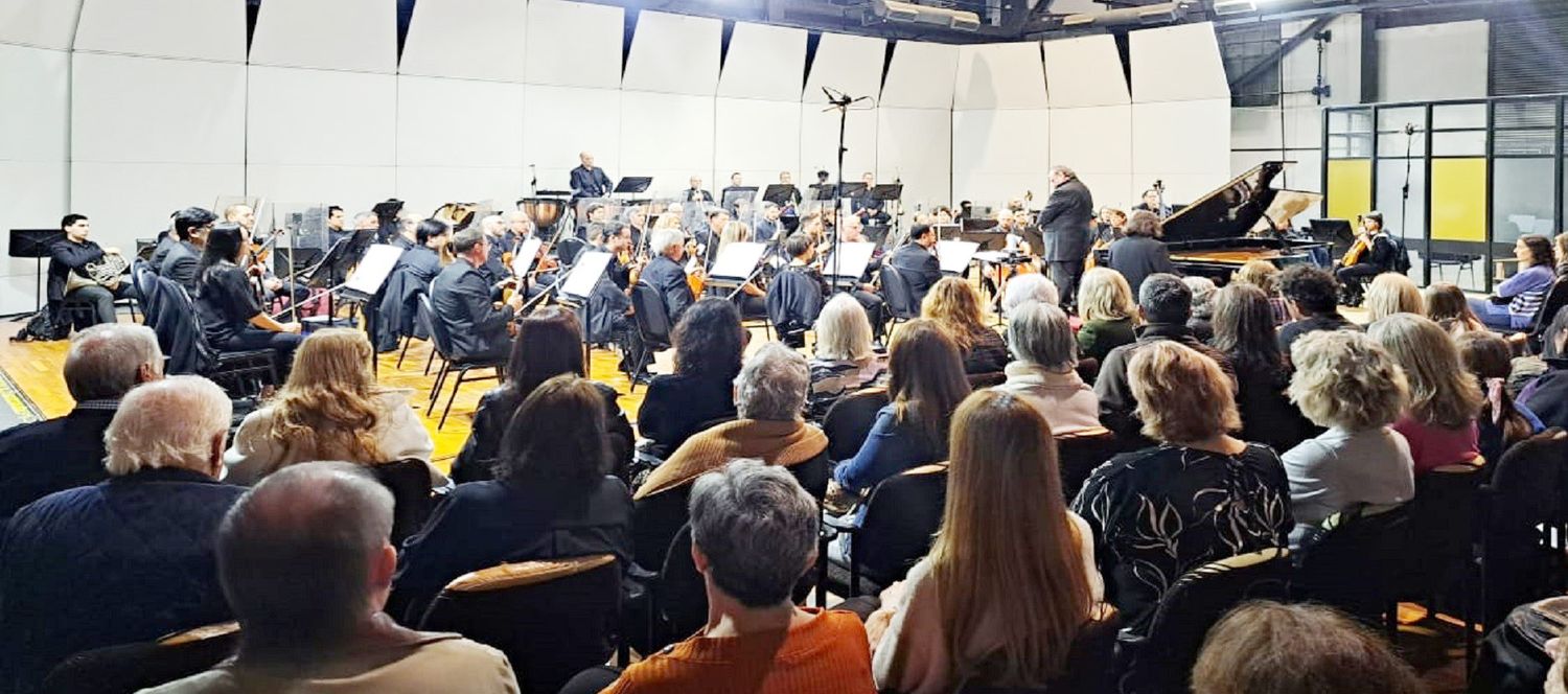 Vecinos de Villa Elisa asistieron a la presentación de la Sinfónica y disfrutaron de una noche de piano