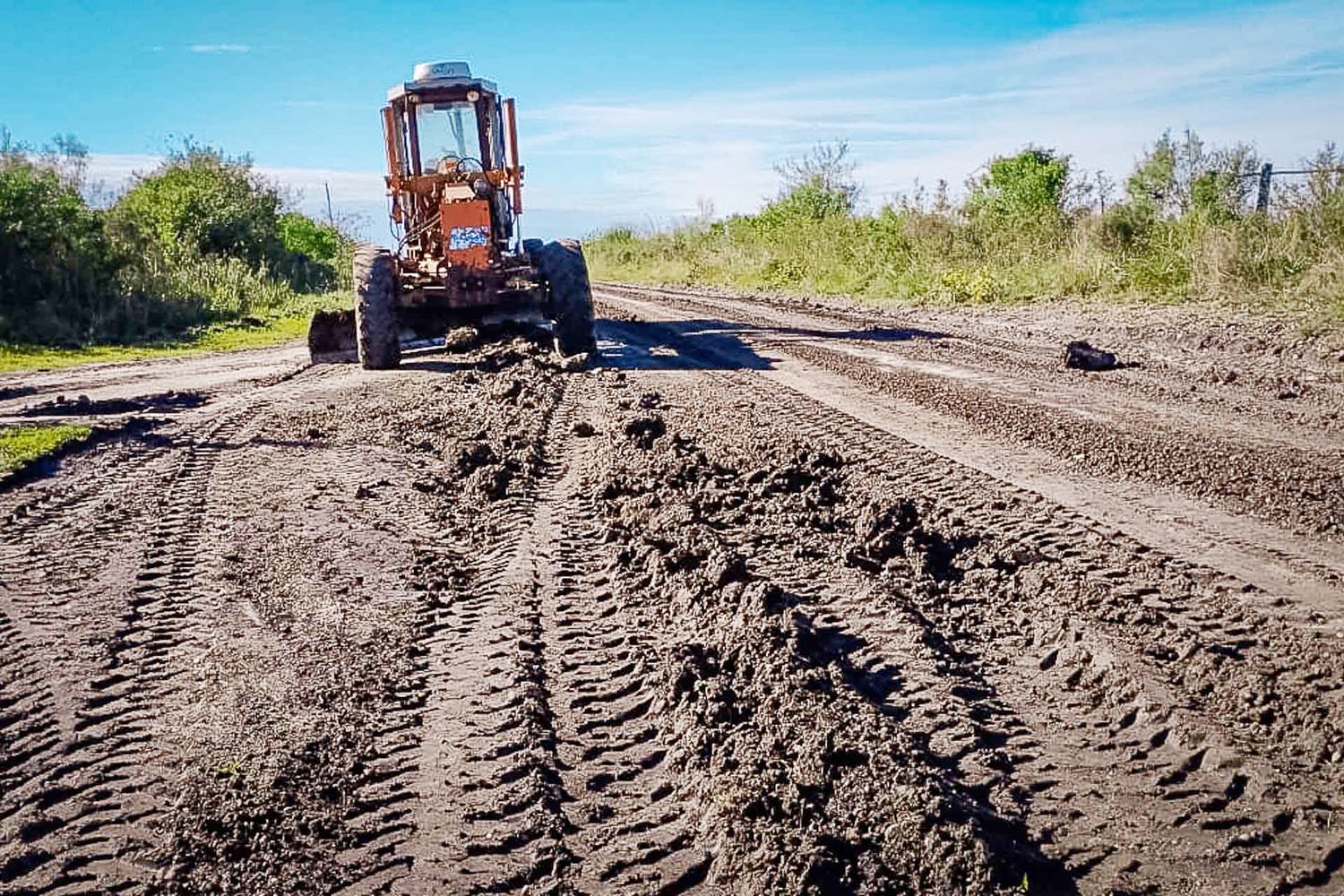 Trabajan en la conservación de caminos productivos del departamento Concordia