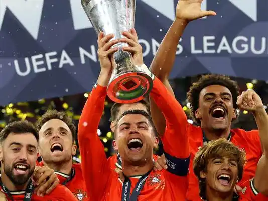 Cristiano Ronaldo levanta el trofeo del tercer título con su selección.