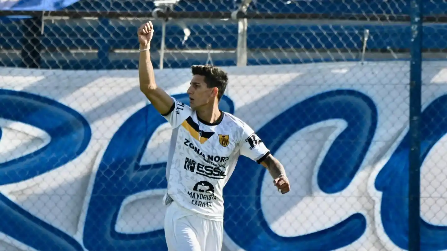 Jara es uno de los delanteros de Santamarina.