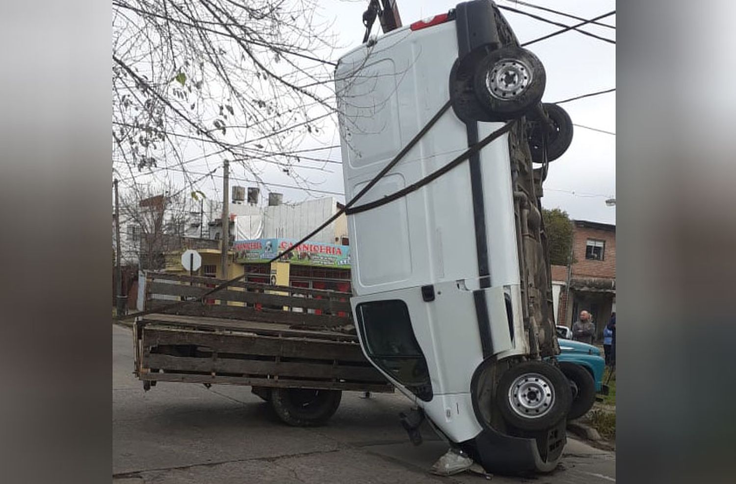 Cinematográfico choque y vuelco en zona noroeste: una traffic quedó con la carrocería apuntando al cielo