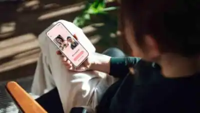 La modalidad suele comenzar con un contacto a través de plataformas para conocer gente.