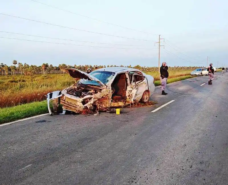Colisión entre un colectivo y dos autos dejó un herido y daños materiales