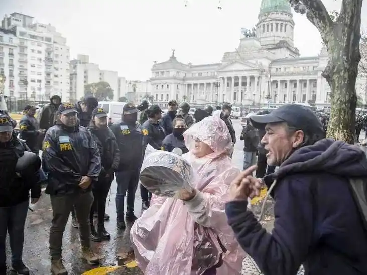 Jubilados y organizaciones sociales 
volvieron a marchar alrededor del Congreso