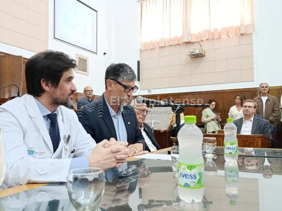 Santomil junto a Diego García, el edil que propuso el reconocimiento desde el HCD.
