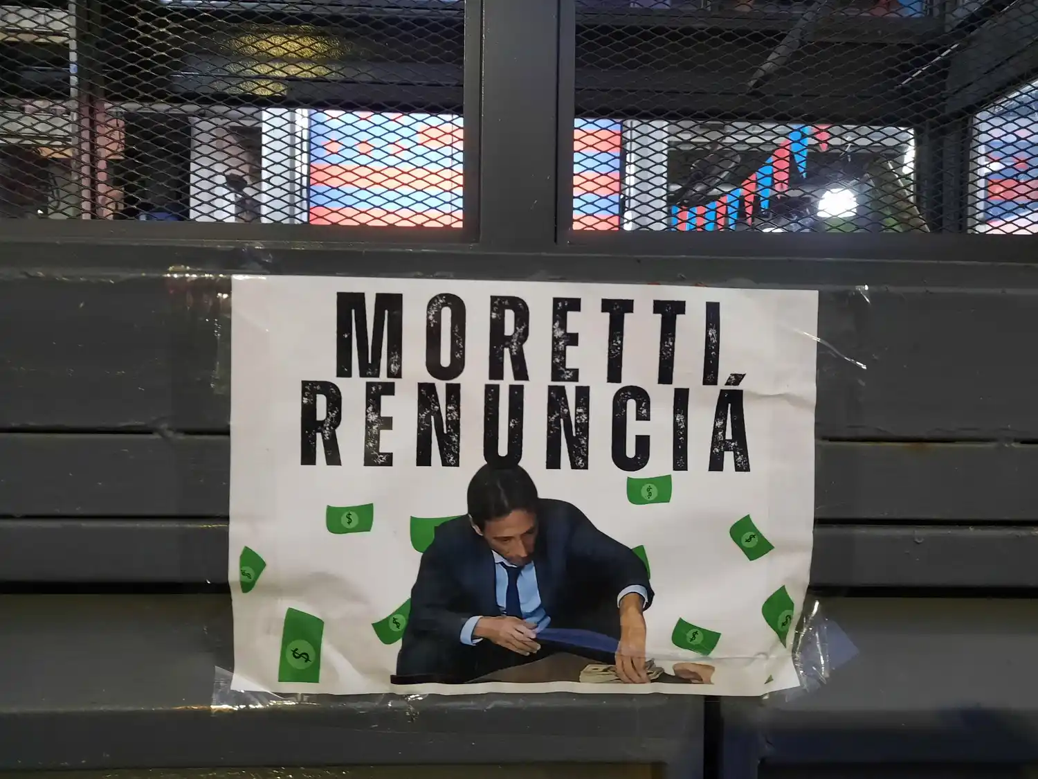 Los hinchas se congregaron en el club para pedir la renuncia de Moretti.