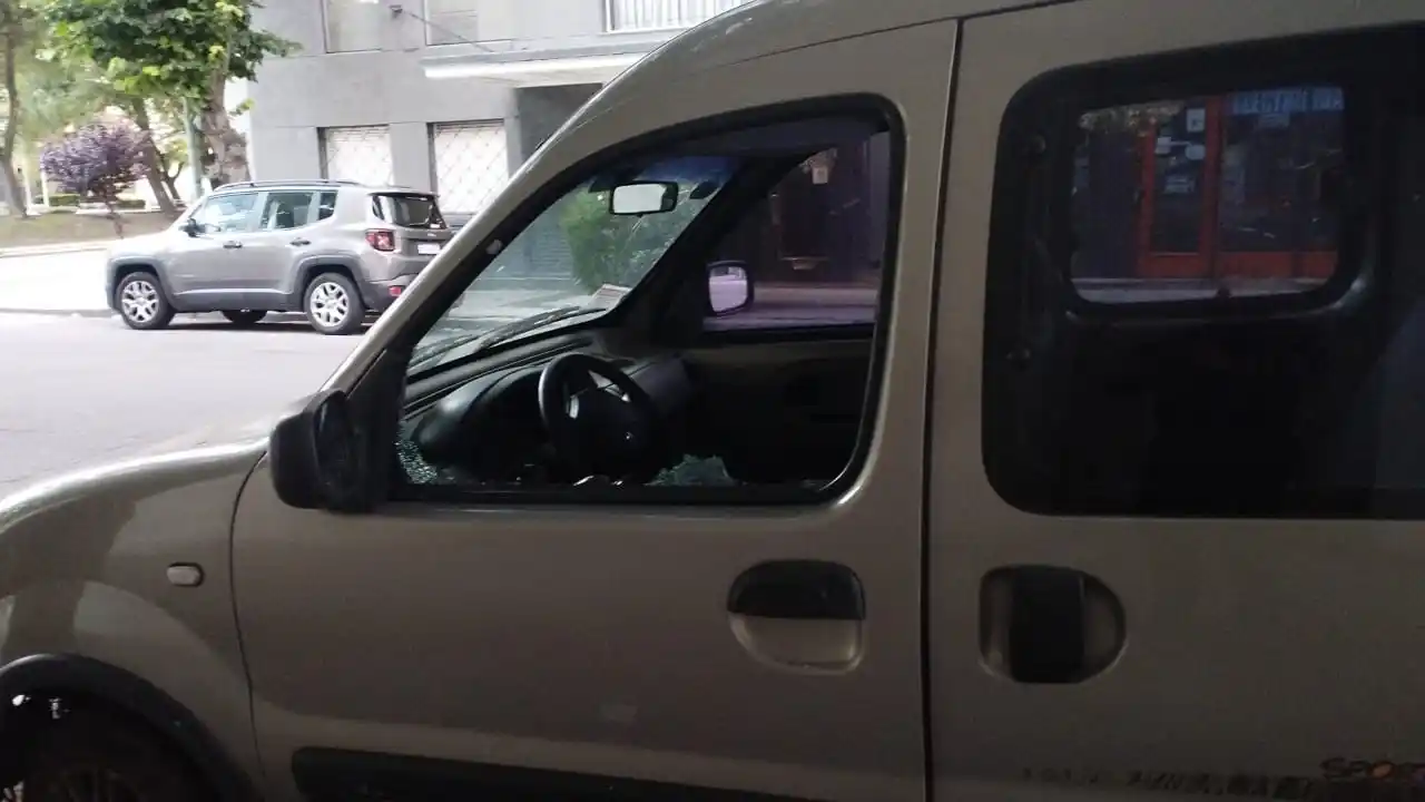 Si bien rompió la ventanilla, el malviviente no pudo cometer el robo.