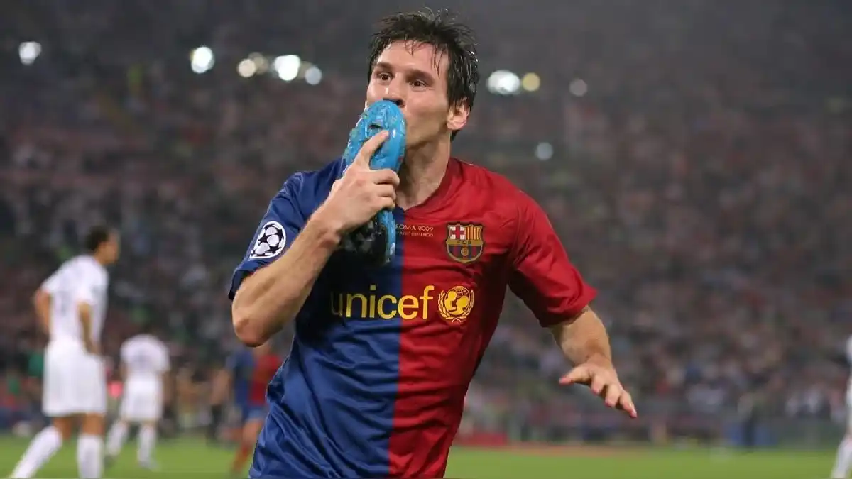 El festejo atípico se debe a que, luego de marcar, se le salió el botín izquierdo.