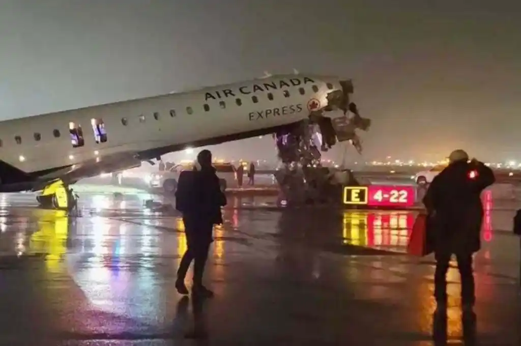 Un avión estrelló a un camión de bomberos