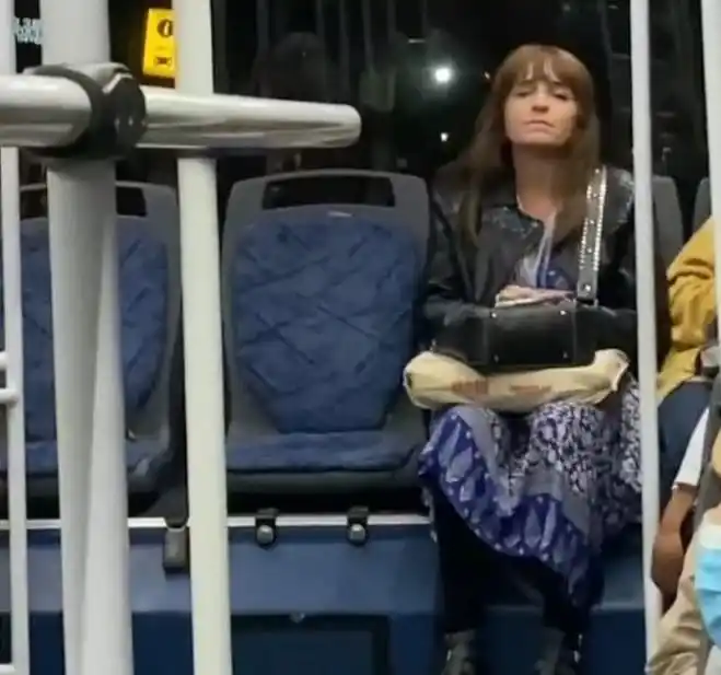 Una mujer se subió al colectivo, se negó a usar barbijo y la Policía la hizo bajar