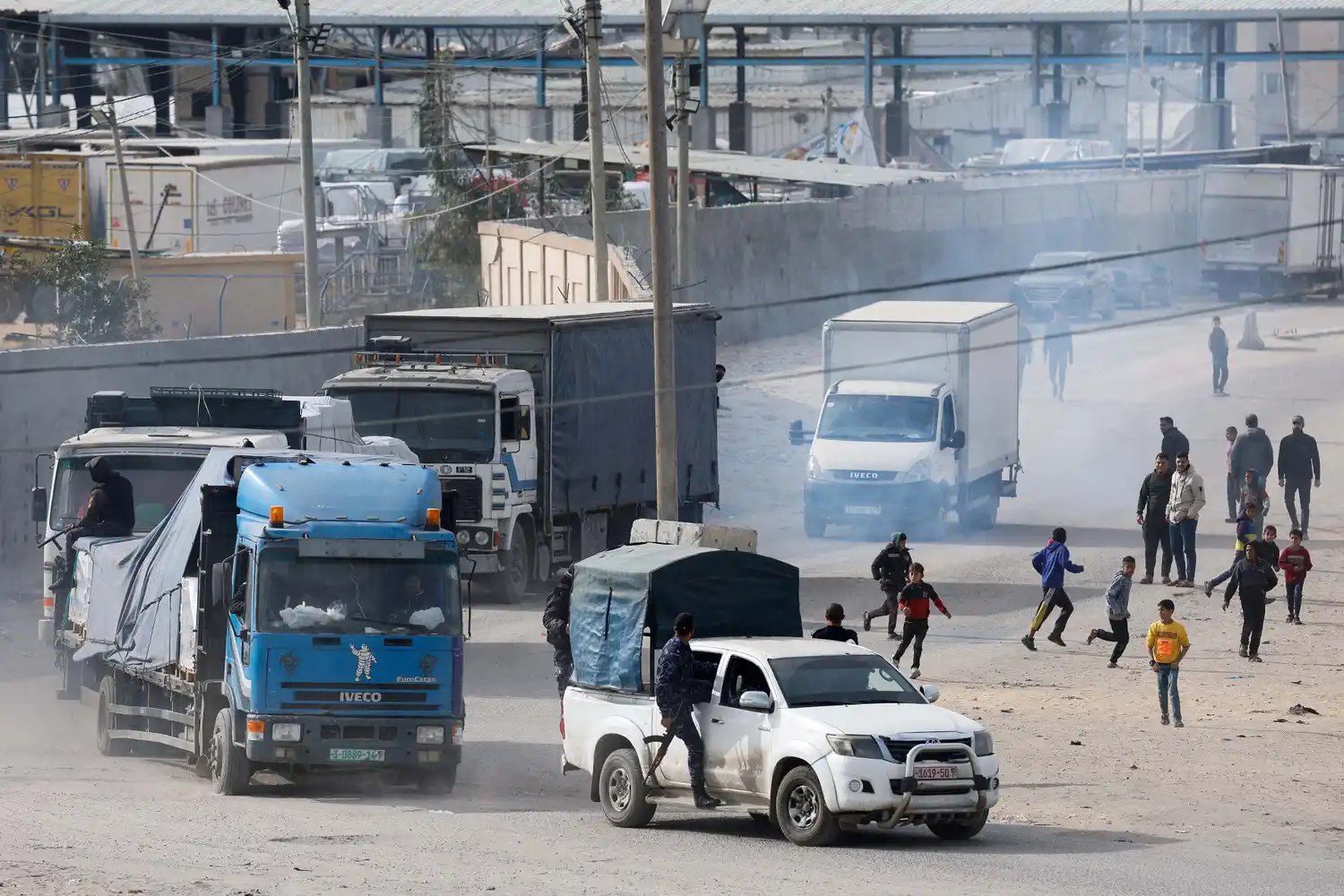 Israel profundiza sus ataques contra Gaza, donde se esperan medicamentos