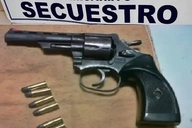 Un joven de 19 años tenía pedido de captura y deambulaba armado por un barrio