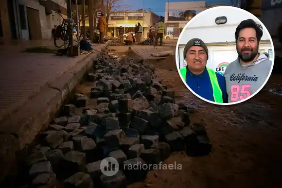 La restauración del adoquinado "es un trabajo artesanal, pero muy importante porque detrás de nosotros hay muchas familias"