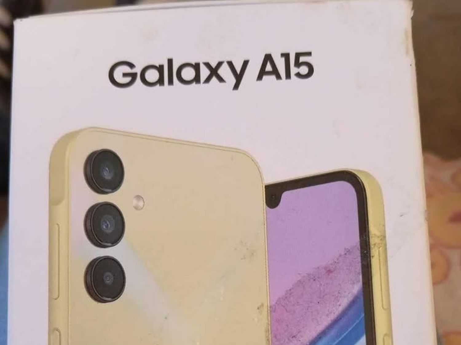 Buscan celular Samsung A15 color amarillo