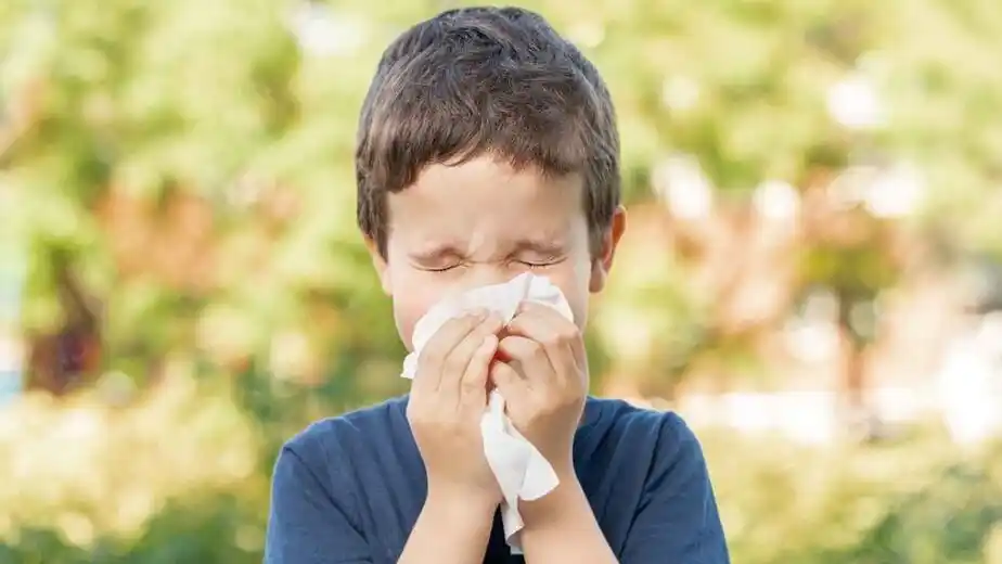 Los pediatras alergólogos advierten sobre el riesgo de reacciones alérgicas durante el verano.