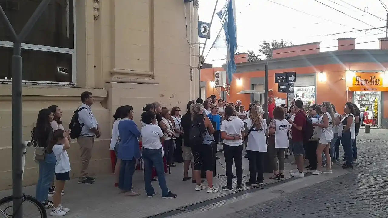 Docentes se concentraron en calle San Antonio en rechazo al decreto salarial y a la reforma previsional