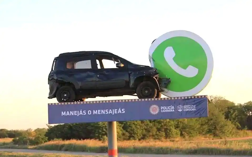 “¿Manejás o mensajeás?”: la campaña de seguridad vial que impacta las redes