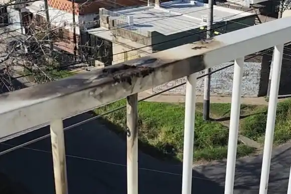 Fue a visitar a su amigo, se apoyo en la baranda del balcón y se prendió fuego