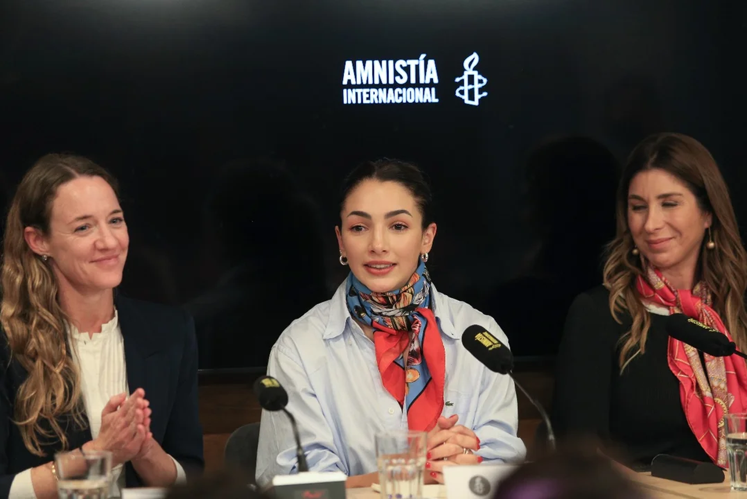 Thelma Fardin en el centro, junto a Paola García Rey y su abogada Carla Andrade Junqueira