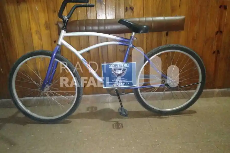 Una bicicleta abandonada en plena ciudad
