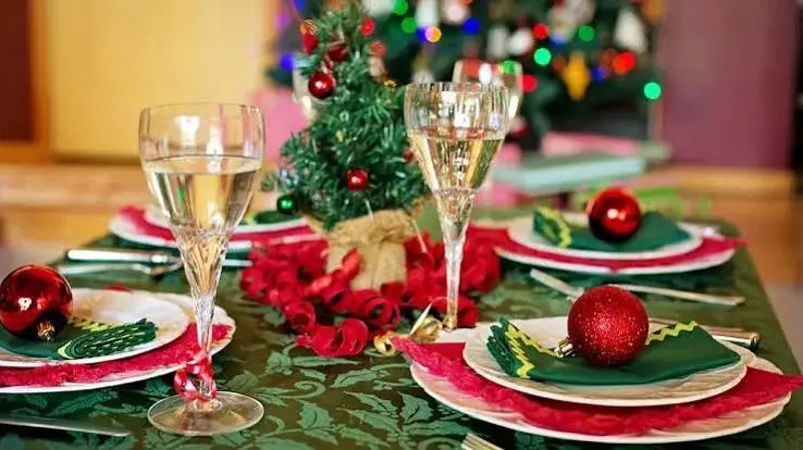 Adiós rojo y verde: el color tendencia para el mantel de Navidad en este 2026
